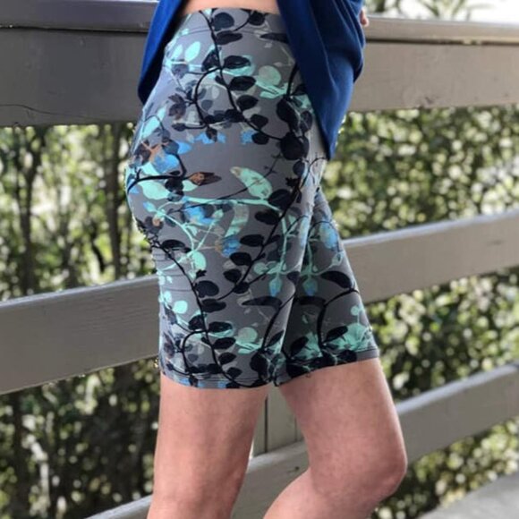 Bermuda Soft Leggings Shorts - Abstract Leaves - Picture 1 of 2
